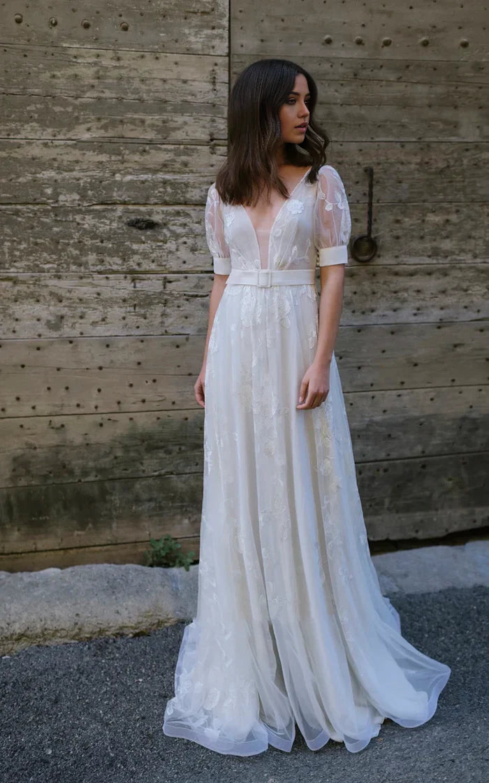 Vestido de novia largo de media manga con escote pronunciado y tul etéreo
